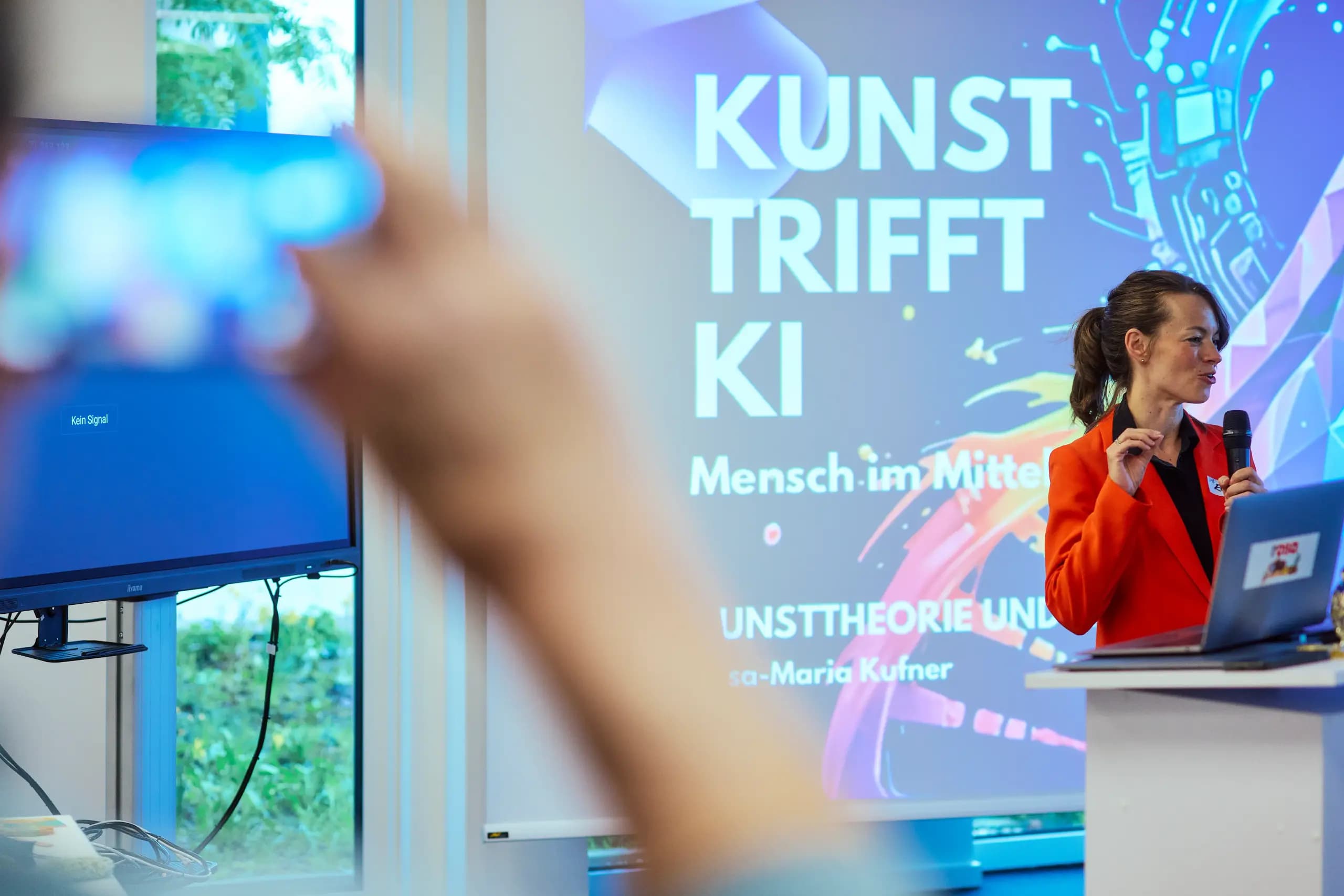 Bild von Kunst trifft KI - Mensch im Mittelpunkt