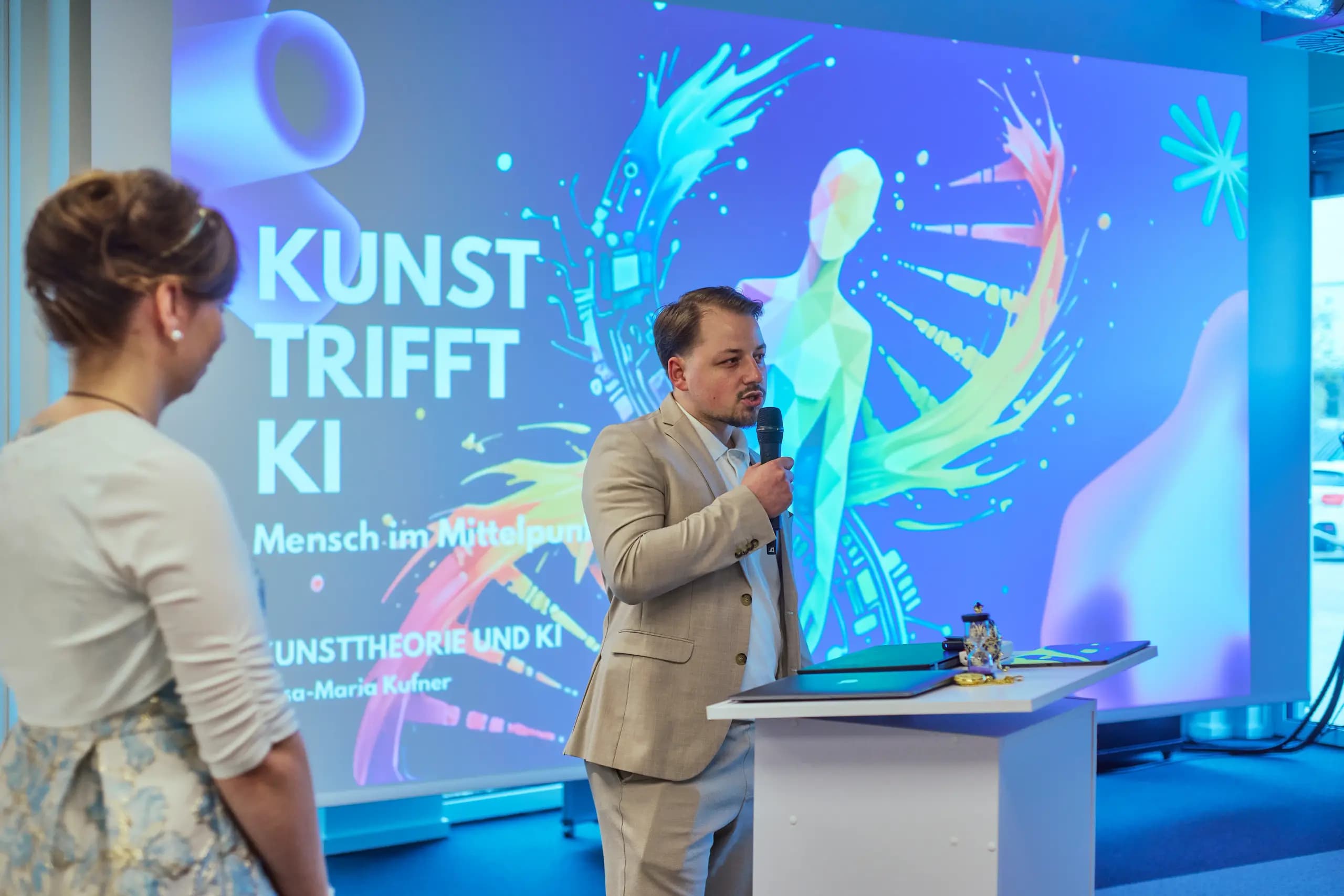 Bild von Kunst trifft KI - Mensch im Mittelpunkt