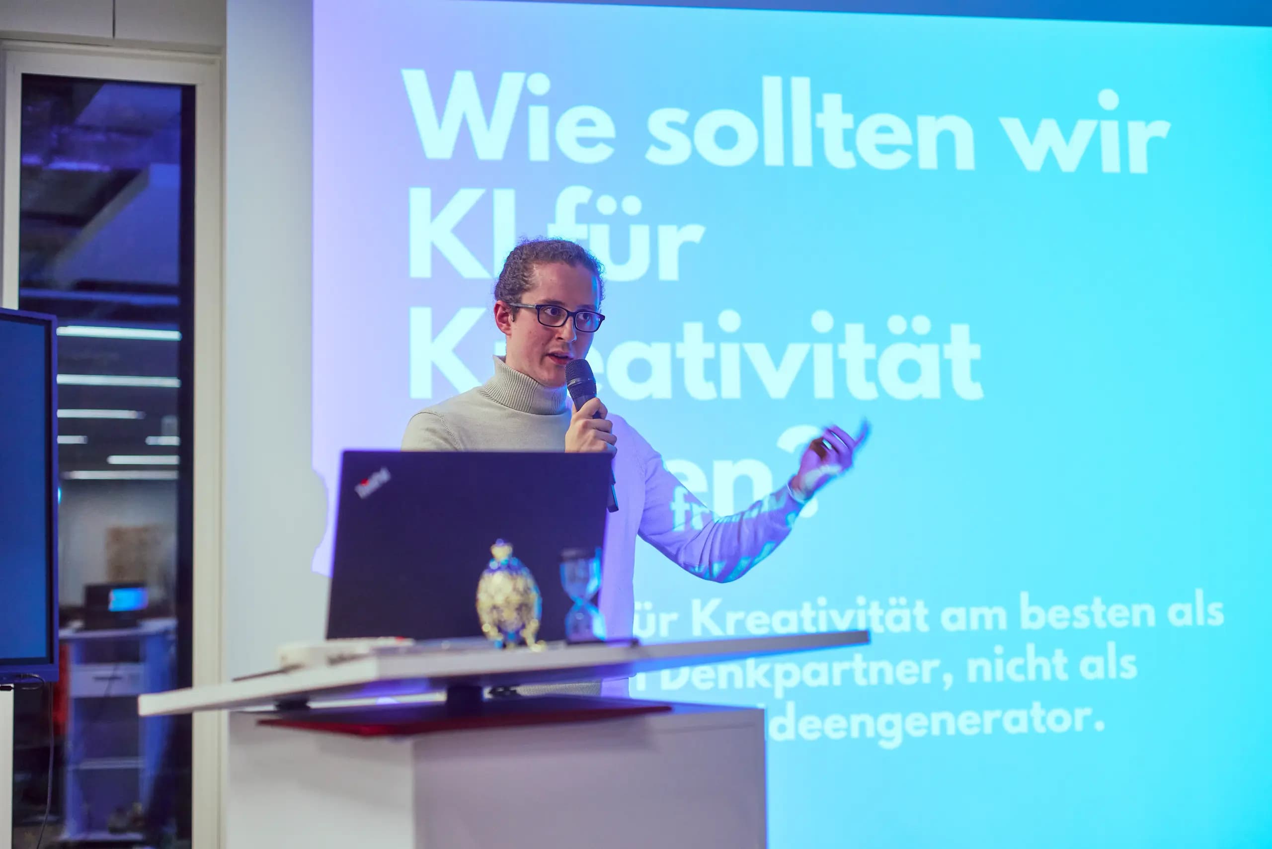 Bild von Kunst trifft KI - Mensch im Mittelpunkt